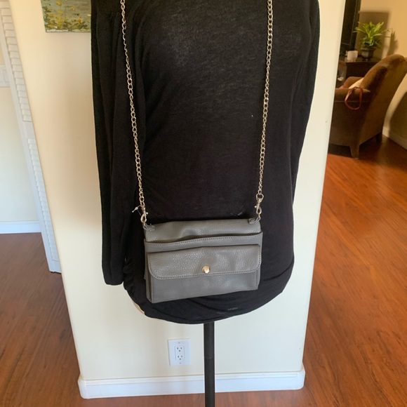 SUPER GREY FAUX LEATHER CROSSBODY WITH LOTS OF COMPARTMENTS. - Picture 4 of 11
